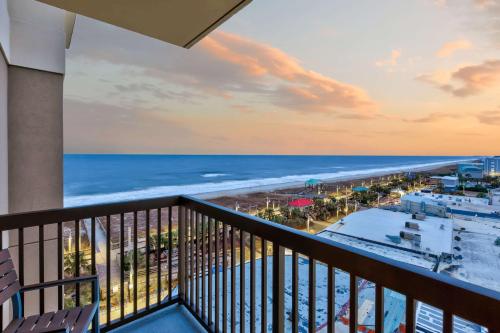 卡罗来纳比奇希尔顿卡罗莱纳州海滨汉普顿酒店 的享有海滩和海洋美景的阳台。