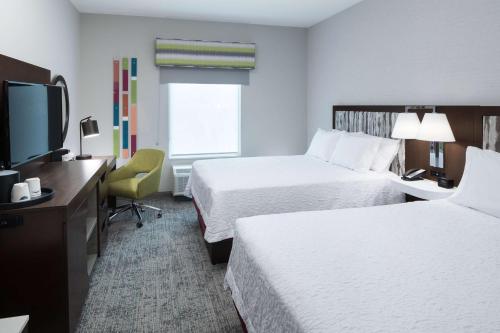 卡纳维拉尔角Hampton Inn & Suites Cape Canaveral Cruise Port, Fl的酒店客房设有两张床和一台平面电视。