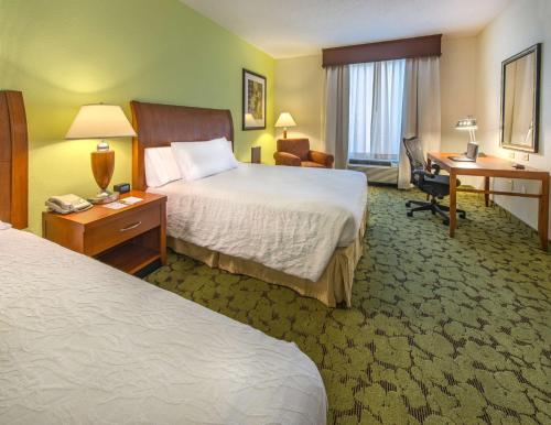 塔拉哈西塔拉哈西中央希尔顿花园酒店的酒店客房配有两张床和一张书桌