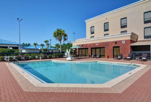 巴拿马城海滩Hampton Inn by Hilton Panama City Beach的大楼前的大型游泳池