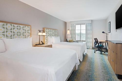 圣奥古斯丁Homewood Suites by Hilton St Augustine San Sebastian的酒店客房配有两张床和一张书桌