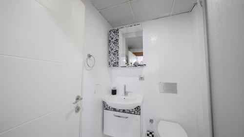 开塞利Duman Safir Rezidans的白色的浴室设有水槽和镜子