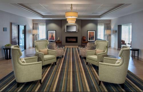 波士顿波士顿洛根机场汉普顿酒店的大堂设有带椅子和桌子的等候室