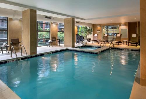 华盛顿华盛顿特区/美国国会大厦希尔顿花园酒店的在酒店房间的一个大型游泳池