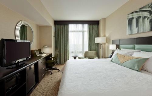华盛顿华盛顿特区/美国国会大厦希尔顿花园酒店的配有一张床和一台平面电视的酒店客房