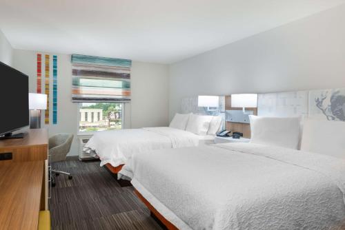亚特兰大Hampton Inn & Suites Atlanta Buckhead Place的酒店客房设有两张床和一台平面电视。
