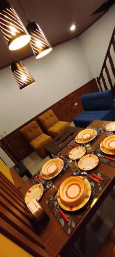 苏克雷Casa Ayacucho的一张餐桌,上面放着橙色盘子
