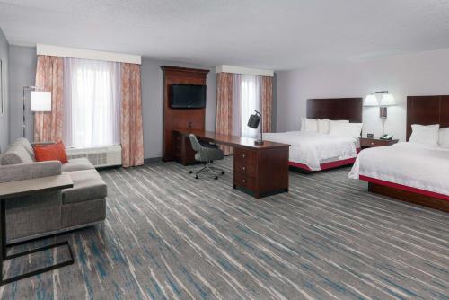 奥兰多汉普顿酒店 - 奥兰多机场村庄通道的酒店客房配有两张床和一张书桌