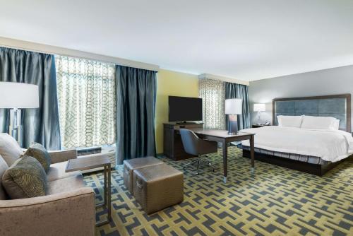坦帕坦帕机场阿维昂公园西岸欢朋酒店的配有一张床和一张书桌的酒店客房