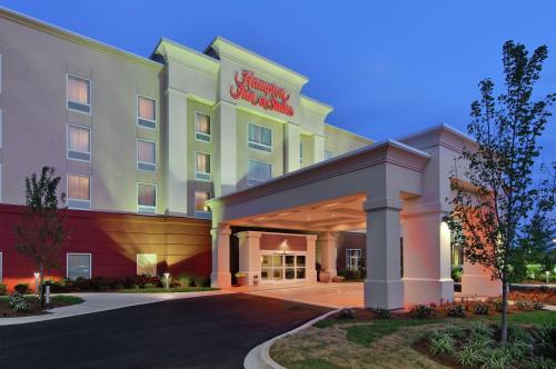 诺克斯维尔Hampton Inn & Suites Knoxville-Turkey Creek Farragut的酒店前方的 ⁇ 染