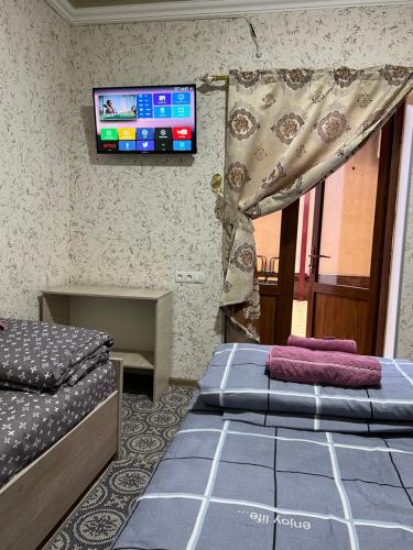 撒马尔罕Asia Minor的客房设有两张床和一台墙上的电视。
