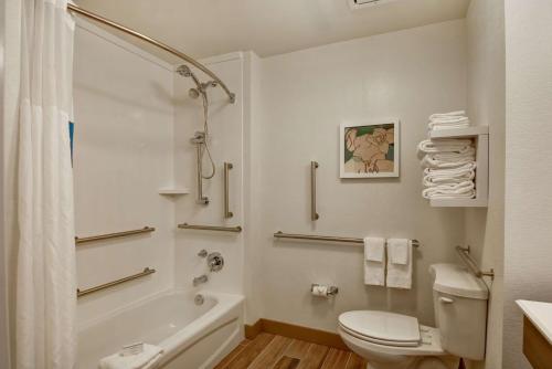 棕榈滩花园棕榈滩花园汉普顿旅馆的浴室配有卫生间、浴缸和水槽。