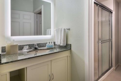 博尼塔斯普林斯希尔顿惠庭博尼塔温泉套房酒店的一间带水槽和镜子的浴室