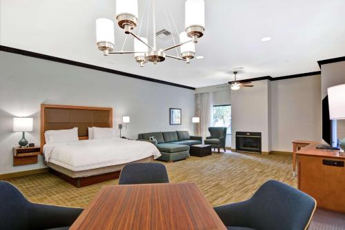 棕榈滩花园棕榈滩花园汉普顿旅馆的酒店客房设有床和客厅。