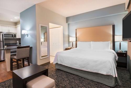 博尼塔斯普林斯希尔顿惠庭博尼塔温泉套房酒店的酒店客房设有一张大床和一个厨房。