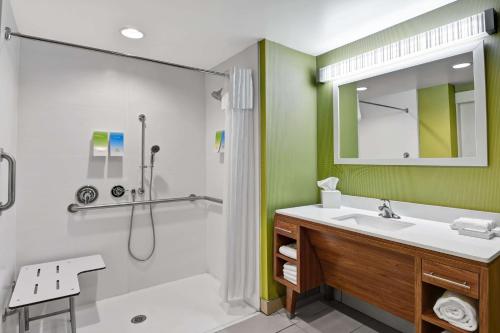 萨默维尔Home2 Suites By Hilton Summerville的一间带水槽和淋浴的浴室
