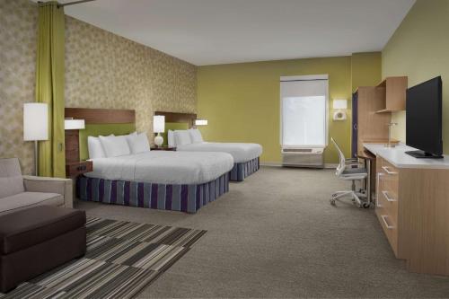 萨默维尔Home2 Suites By Hilton Summerville的酒店客房设有两张床和一台平面电视。