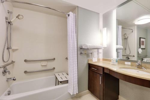 艾伦达拉斯艾伦希尔顿惠庭套房酒店的带浴缸、水槽和淋浴的浴室