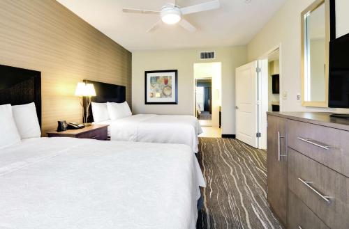 艾伦达拉斯艾伦希尔顿惠庭套房酒店的酒店客房设有两张床和一台平面电视。