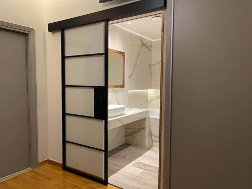 雅典Acropolis Lux Apartment的浴室设有镜子和白色水槽