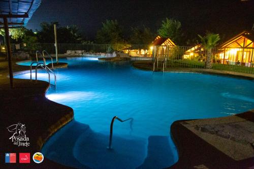 圣何塞德迈波Posada del Jinete的一座晚上有蓝色水的大游泳池