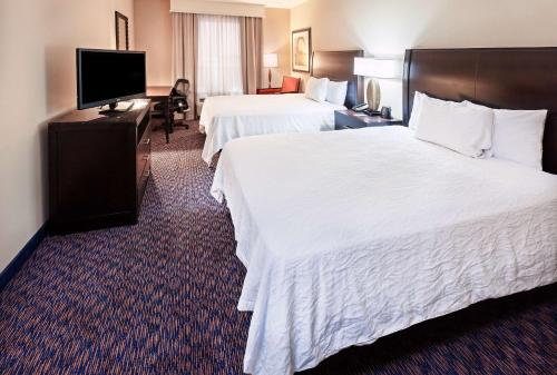 米德兰米德兰希尔顿花园酒店 的酒店客房设有两张床和一台平面电视。