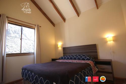 圣何塞德迈波Posada del Jinete的一间卧室设有一张床和一个窗口