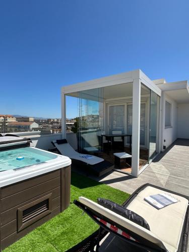 卡利亚里18 Dante Luxury Suites的屋顶上设有游泳池的房子