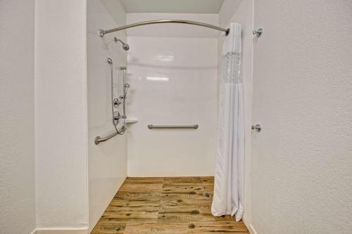 文特沃思港萨凡纳 - 95号州际公路 - 北汉普顿酒店的带淋浴的浴室,铺有木地板
