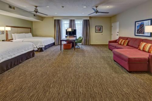 文特沃思港萨凡纳 - 95号州际公路 - 北汉普顿酒店的酒店客房,设有两张床和一张沙发