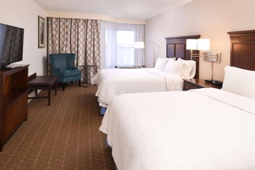 普韦布洛普韦布洛-索斯盖特汉普顿酒店的酒店客房设有两张床和电视。