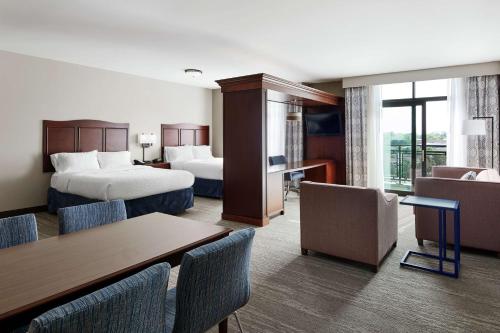 芒特普罗佩特芒特普罗佩特汉普顿套房酒店的酒店客房带两张床和一张桌子以及椅子。