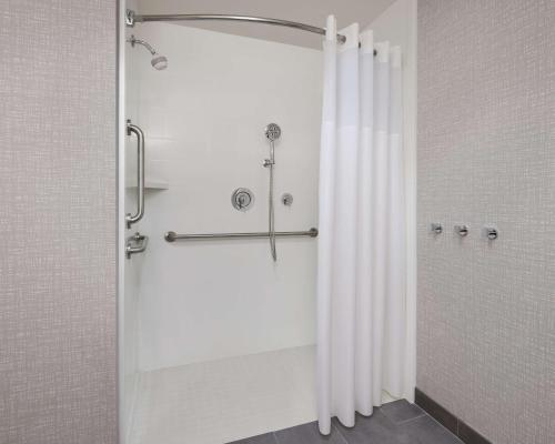 西黑文西哈芬汗普顿酒店的浴室内配有淋浴帘。