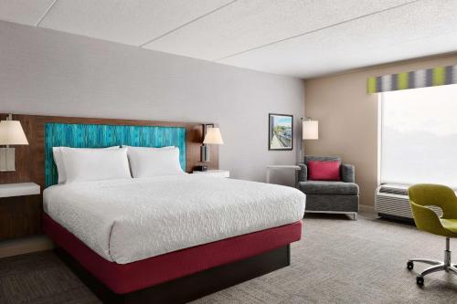 西黑文西哈芬汗普顿酒店的配有一张床和一把椅子的酒店客房