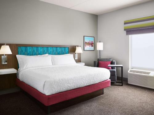 印第安纳波利斯印第安纳波利斯西北汉普顿酒店 - 公园100的酒店客房设有床和窗户。