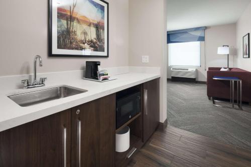凤凰城Hampton Inn & Suites Phoenix Downtown的一个带水槽的厨房和一间客厅