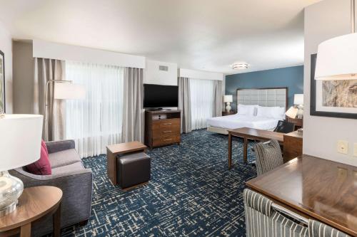 劳雷尔山劳雷尔山希尔顿惠庭套房酒店的酒店客房设有一张特大号床和一间客厅。