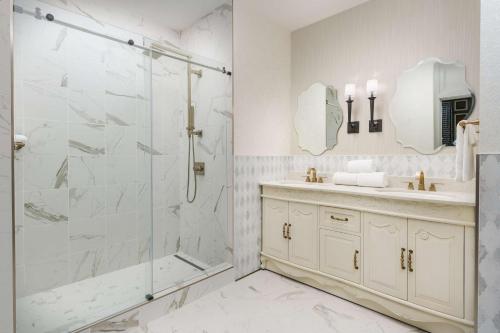 巴尔的摩巴尔的摩内港希尔顿恒庭旅馆&套房酒店的带淋浴和盥洗盆的浴室