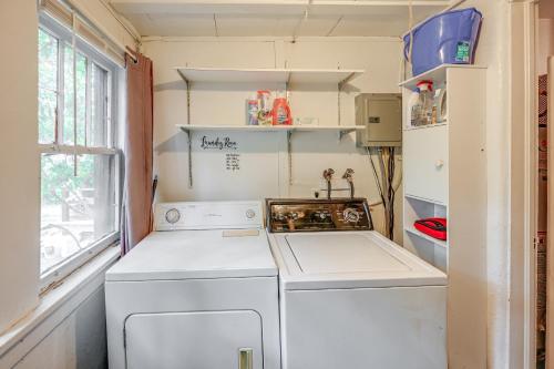 克雷格Charming Craig Cottage with Stunning Deck!的小厨房配有炉灶和冰箱