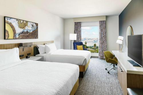 森尼维耳市Hilton Garden Inn Sunnyvale的酒店客房设有两张床和一台平面电视。