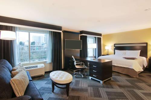 贝尔维尤贝尔维尤市中心/西雅图汉普顿酒店的配有一张床和一张书桌的酒店客房