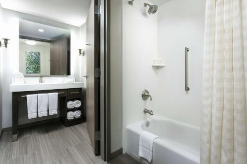圣何塞Homewood Suites By Hilton San Jose Santa Clara的白色的浴室设有浴缸和水槽。