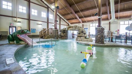 威斯康星戴尔Christmas Mountain Campground的一座带水滑梯的室内游泳池