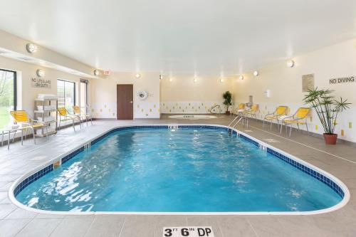 斯普林菲尔德斯普林菲尔德费尔菲尔德套房酒店的一个带桌椅的房间的大型游泳池