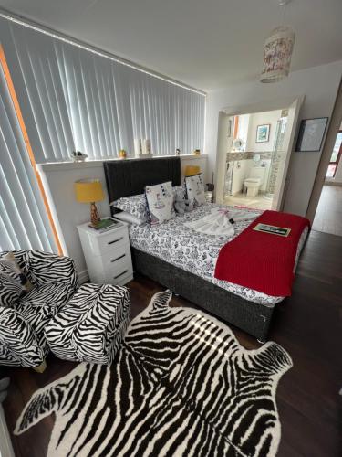 贝尔法斯特James Clow Bed & Breakfast的一间卧室配有斑马印花床和镜子