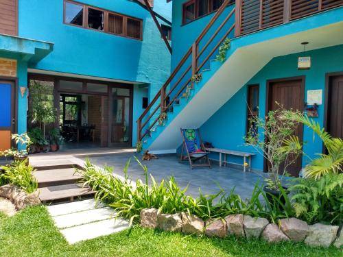 弗洛里亚诺波利斯Pousada Vila Guyrá的蓝色的建筑,设有楼梯和长凳