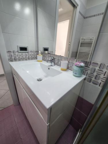 阿夫拉戈拉Martina House的浴室设有白色水槽和镜子