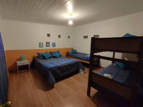 圣佩德罗·德·阿塔卡马Cabaña Pop的一间卧室配有两张床和一张双层床。