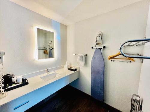 弗拉格斯塔夫Studio 6 Suites Flagstaff AZ的一间带水槽和镜子的浴室