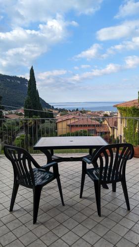 加尔达Perla del Garda的天井上的野餐桌和两把椅子